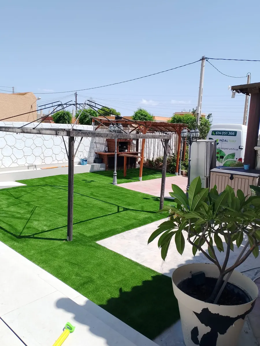 Terraza con pérgola y césped artificial, trabajo de Sector Natura