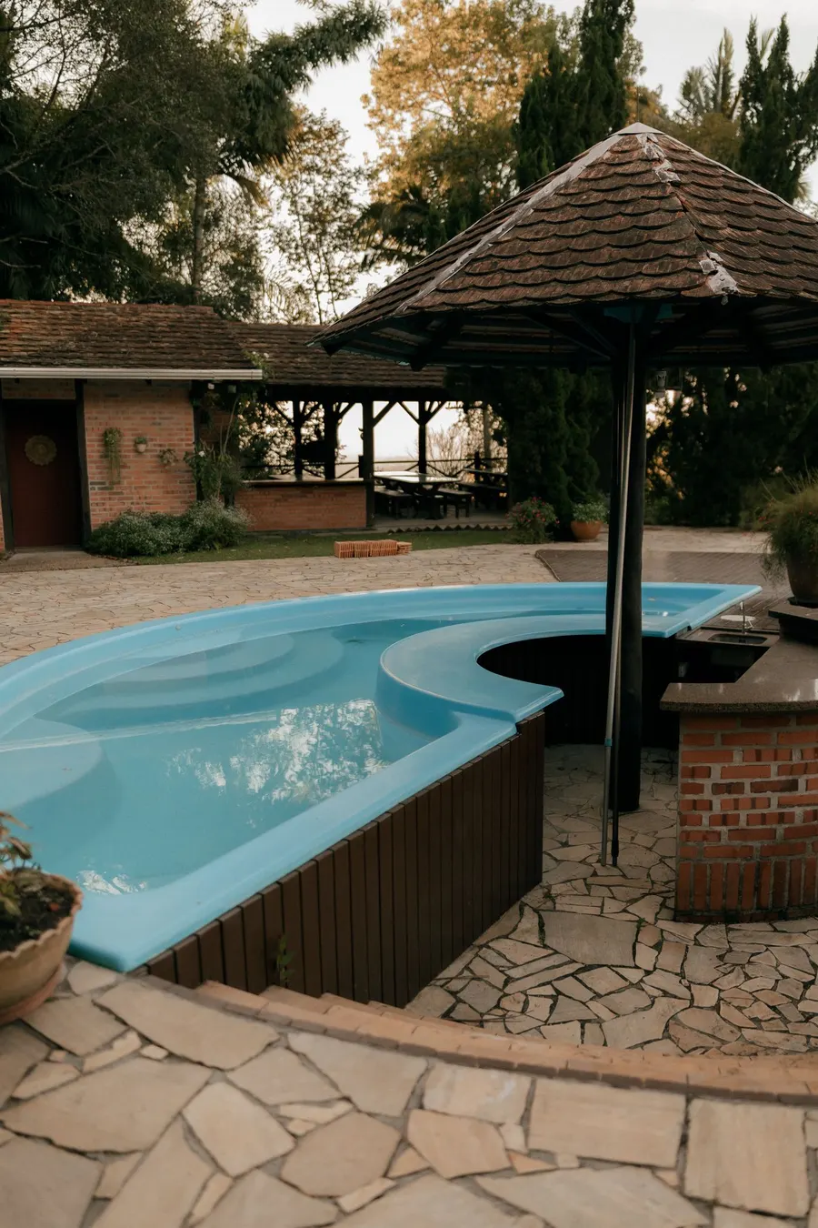Piscina de fibra semielevada forrada de madera
